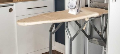 Table à repasser coulissante dans le placard