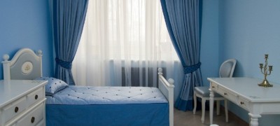 Rideaux sous papier peint bleu