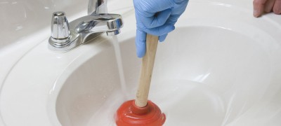 Pourquoi ça sent les eaux usées dans la salle de bain et que faire avec