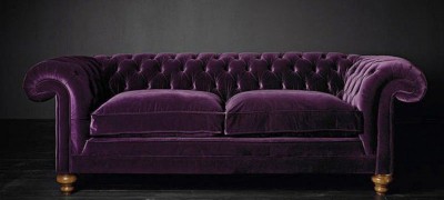 Intérieur des chambres avec canapé violet