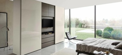 Merkmale des Designs eines Kleiderschranks mit einer Nische für einen Fernseher