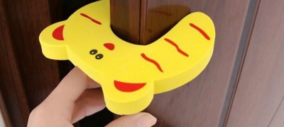 Chiudiamo armadi e spigoli vivi dei mobili dei bambini
