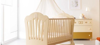 Comment accrocher un baldaquin sur un lit bébé