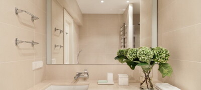Options de montage de miroir dans la salle de bain