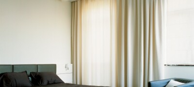 Vue d'ensemble d'une niche pour rideaux dans un plafond tendu