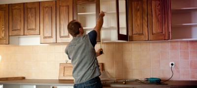 Comment accrocher des armoires de cuisine sur un mur de cloison sèche