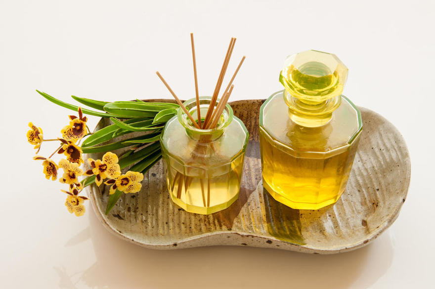 huiles aromatiques avec des bâtons