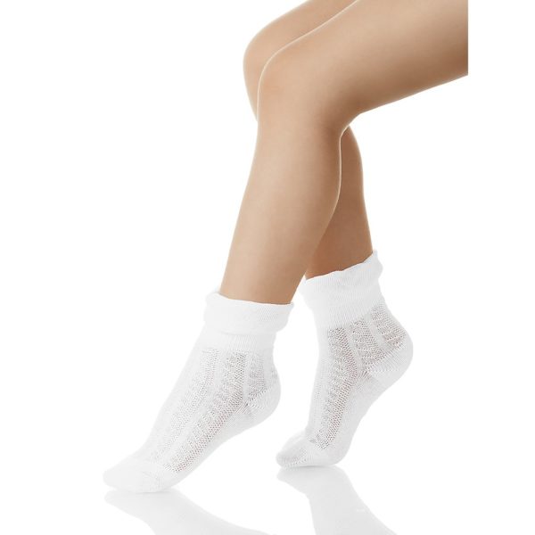 Les chaussettes blanches peuvent être lavées selon plusieurs méthodes à domicile ou avec des produits spéciaux achetés en magasin.