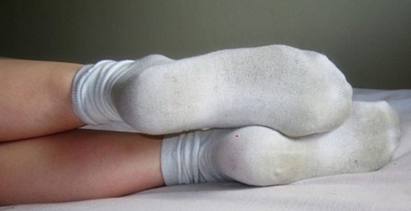 Les tissus blancs sont beaucoup plus faciles à tacher rapidement que les autres tissus de couleur plus claire.