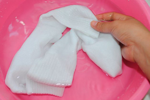 Avant de commencer à laver des chaussettes claires mais sales, elles sont trempées pendant 3 heures dans un produit préparé.