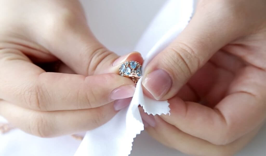 nettoyer l'argent avec des pierres