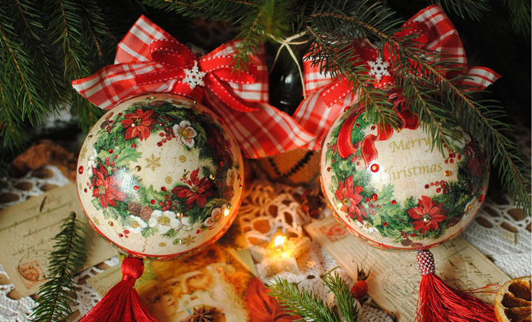 Decoupage von Christbaumschmuck