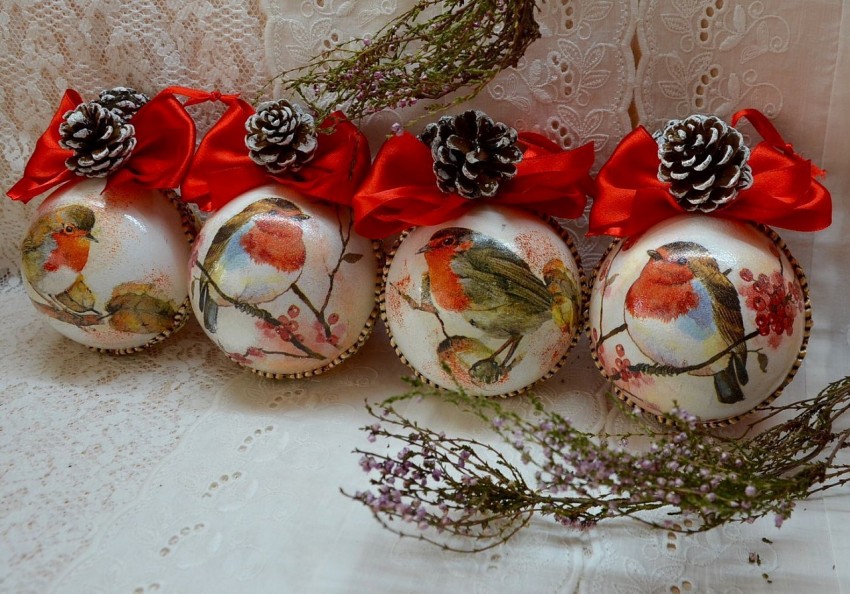 Decoupage-Weihnachtskugeln