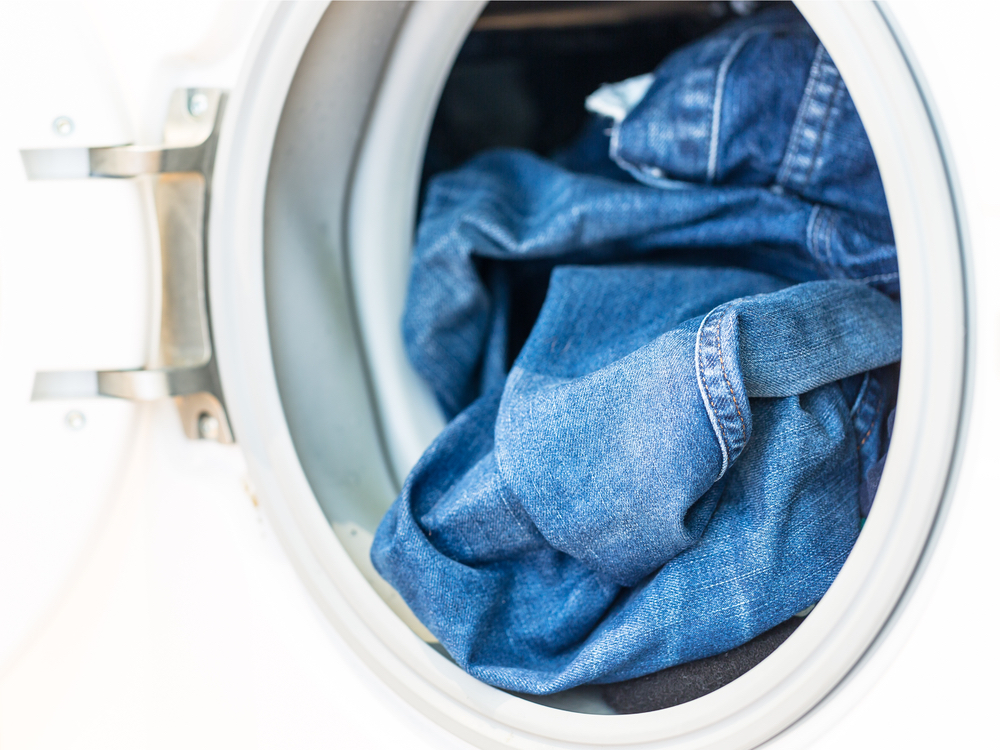 jeans in una macchina da scrivere