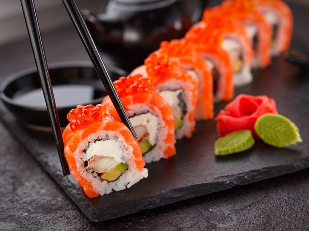 how to eat rolls with chopsticks