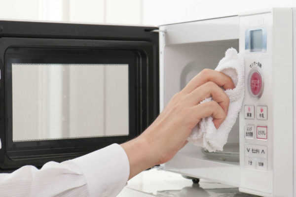Si le four à micro-ondes est équipé d'un gril et que le propriétaire l'utilise activement, la graisse brûlera sur l'élément chauffant.