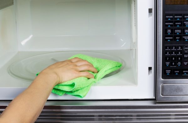 Un fonctionnement long et sans problème du four à micro-ondes est assuré par un entretien approprié.