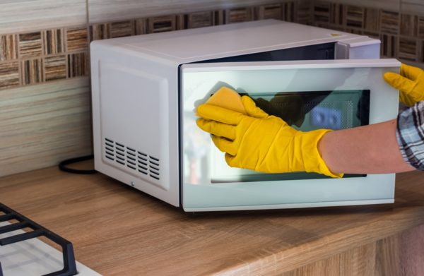 L'option la plus appropriée pour nettoyer un four à micro-ondes à la maison est indiquée dans le manuel d'utilisation.