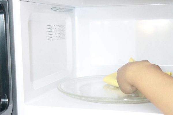 Pour éviter que la saleté ne se transforme en dépôts tenaces, il est recommandé de nettoyer légèrement l'intérieur du récipient après chaque cuisson.