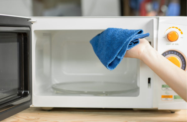 Il suffit d'essuyer les parois et le fond de l'espace intérieur avec un chiffon doux imbibé d'eau tiède.