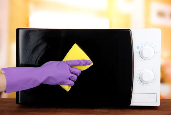 Pour nettoyer l'extérieur du micro-ondes, le fabricant recommande d'utiliser un chiffon doux et de l'eau chaude savonneuse.