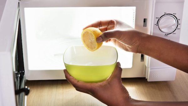 Versez 400 ml d'eau dans un plat en verre et ajoutez-y deux cuillères à soupe d'acide citrique.