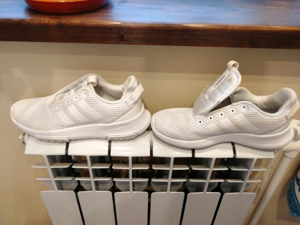 séchage des baskets sur la batterie