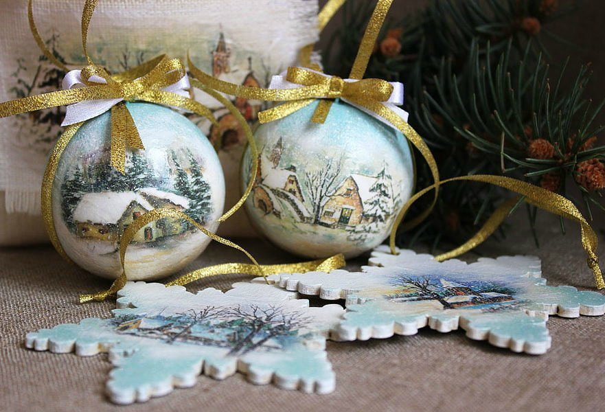 Weihnachtsdecoupage-Kugeln
