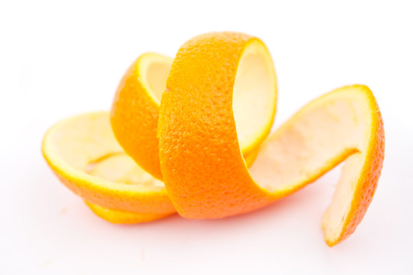 À l'aide d'écorces d'orange, vous pouvez non seulement effectuer un nettoyage préventif du micro-ondes, mais également raviver le four, recouvert d'anciennes graisses et de dépôts de carbone.