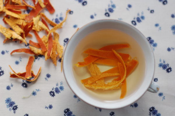Vous devez prendre une casserole en verre, la remplir de morceaux d'écorce d'orange et la remplir d'eau.