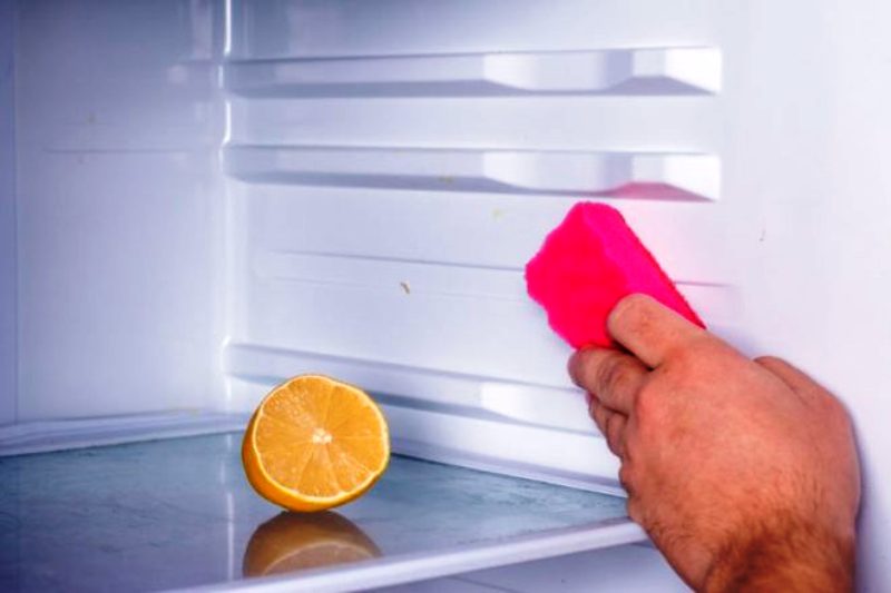 nettoyer le réfrigérateur de l'odeur de citron