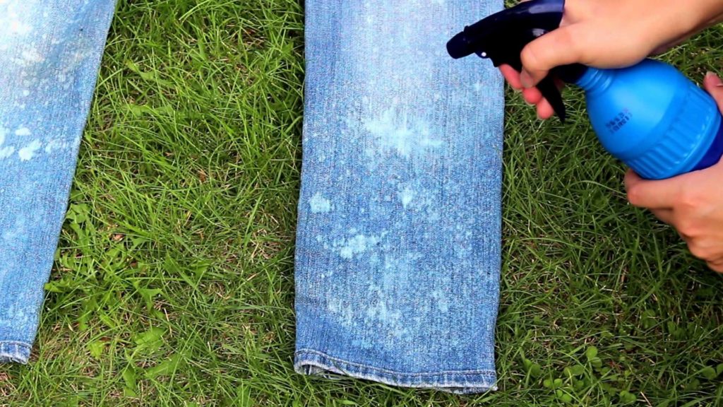 pulire l'erba dai jeans