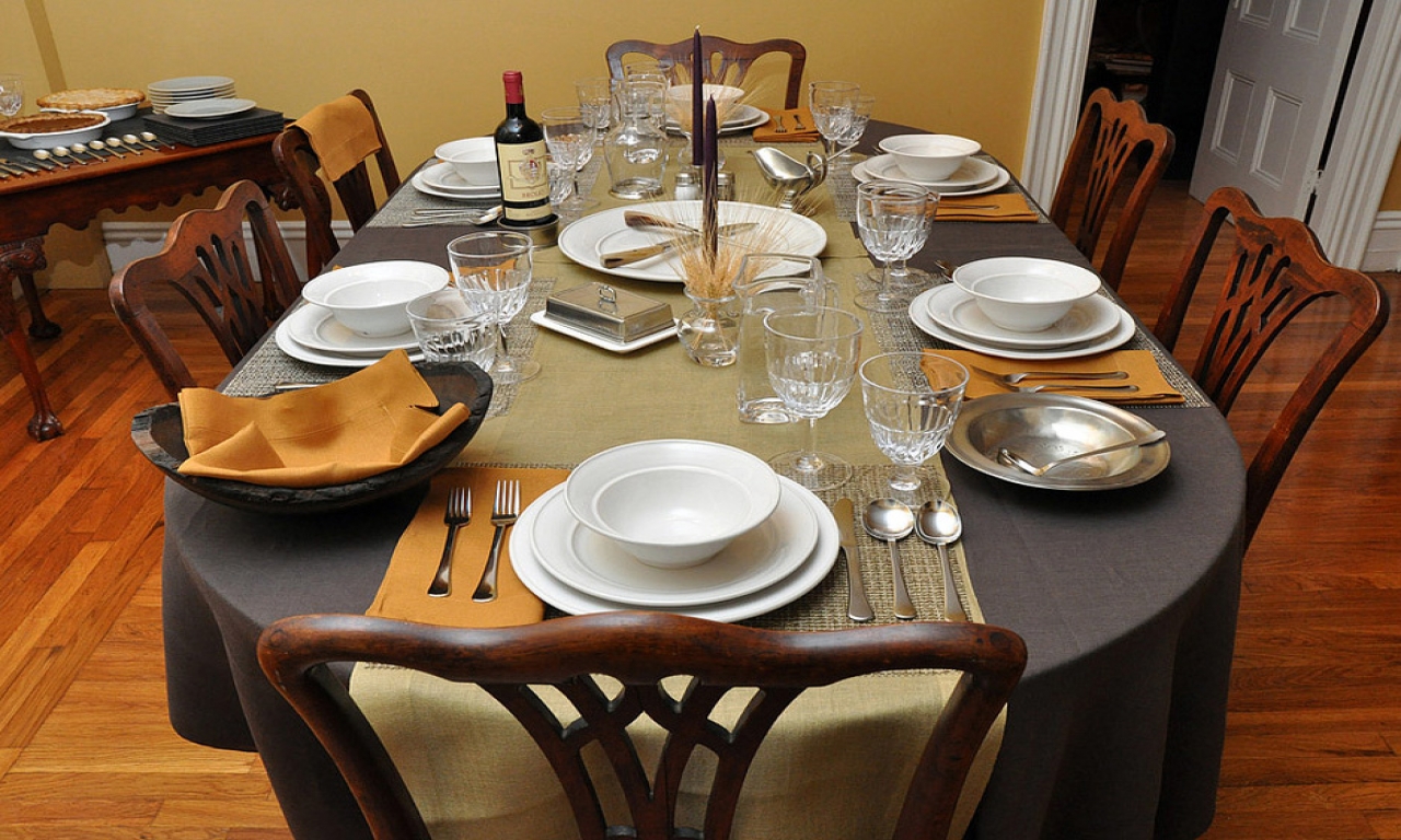 ajuste de la mesa para la cena