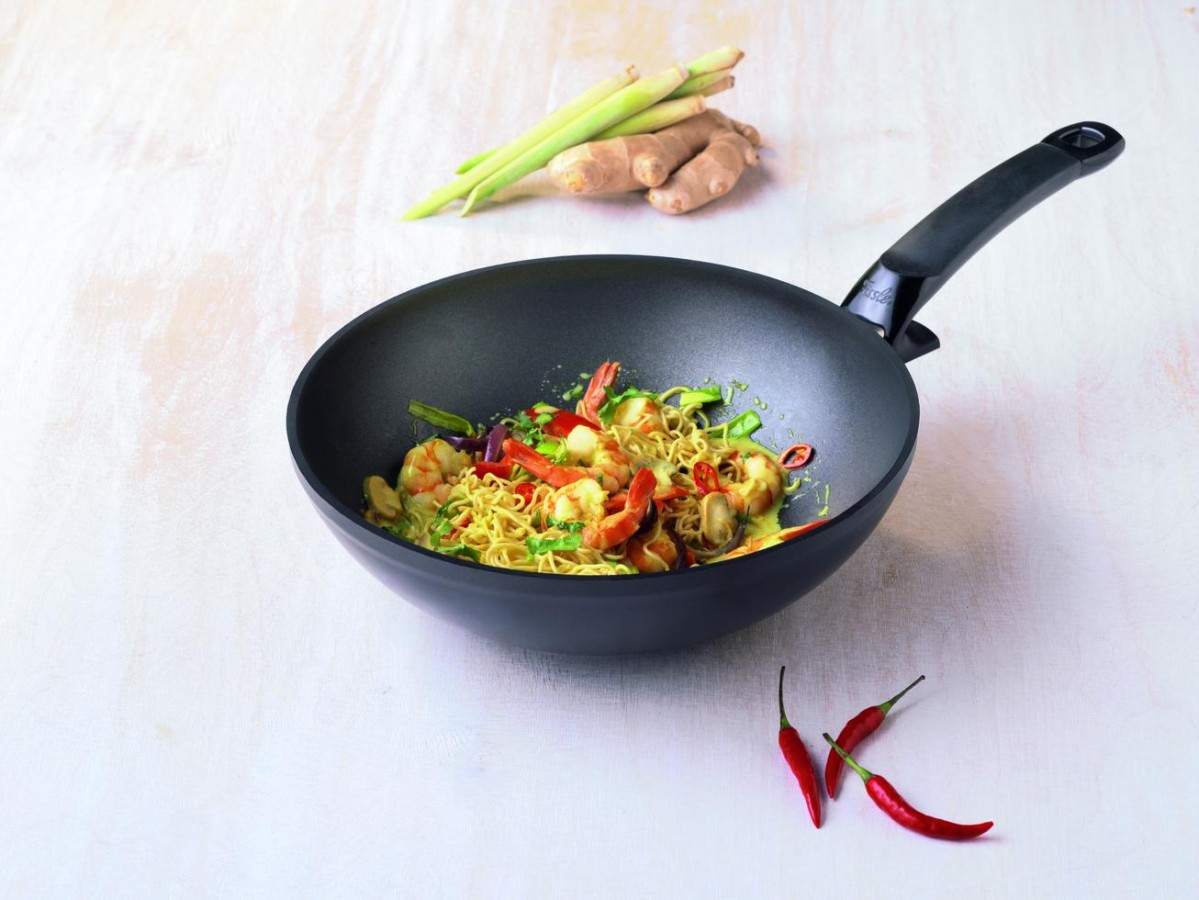 poêle wok avec de la nourriture