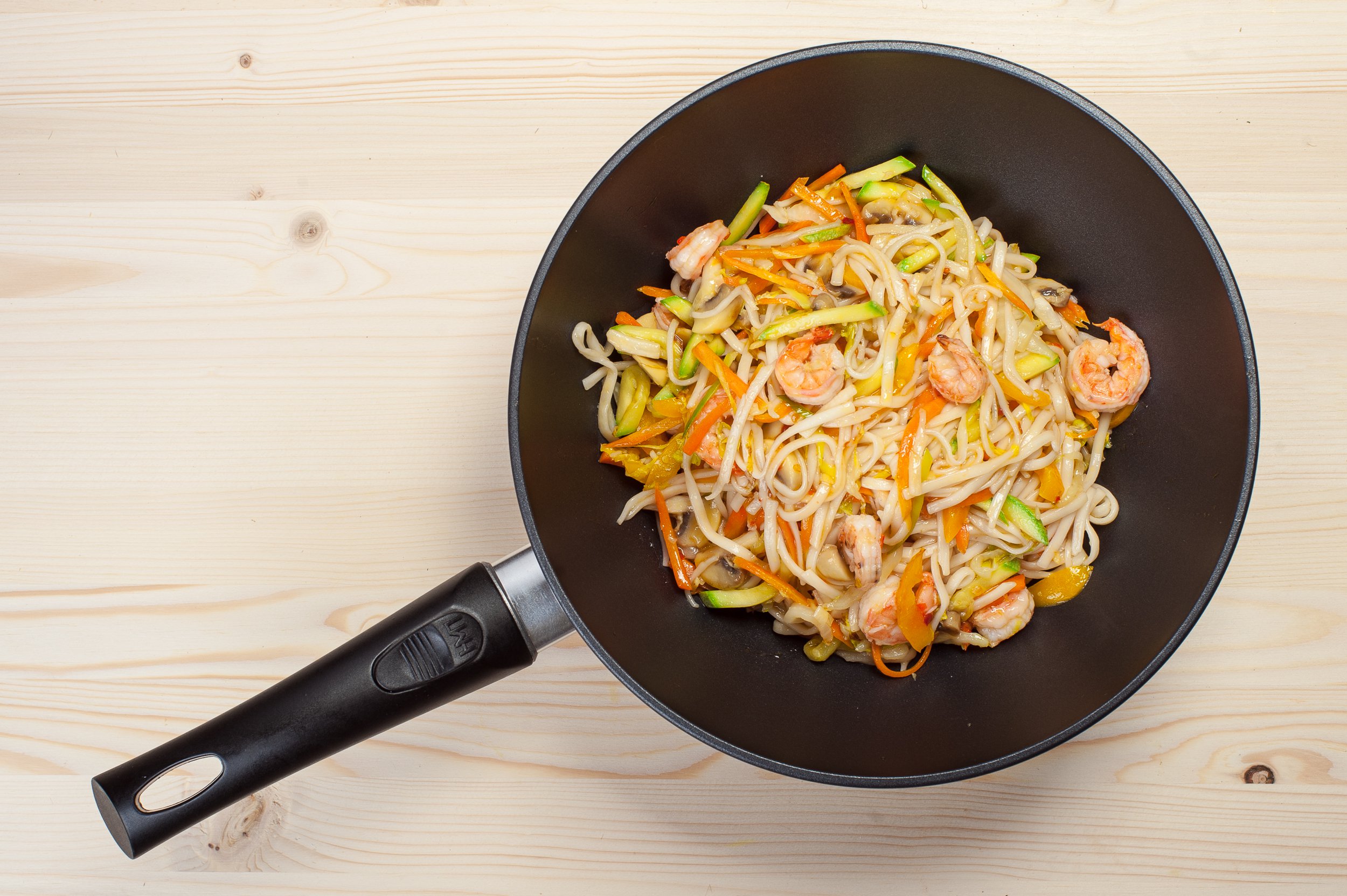poêle wok avec nouilles
