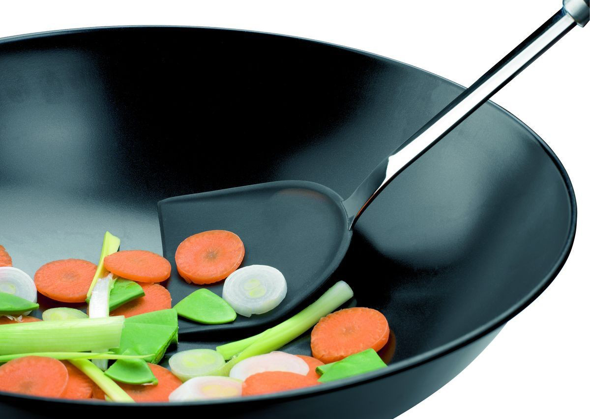 poêle wok avec spatule