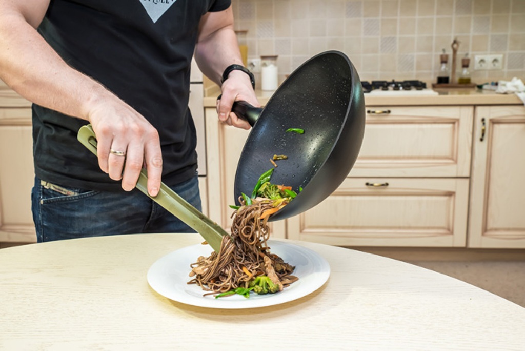 poêle wok dans la cuisine