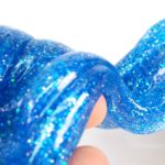 bleu slime à faire soi-même avec des paillettes