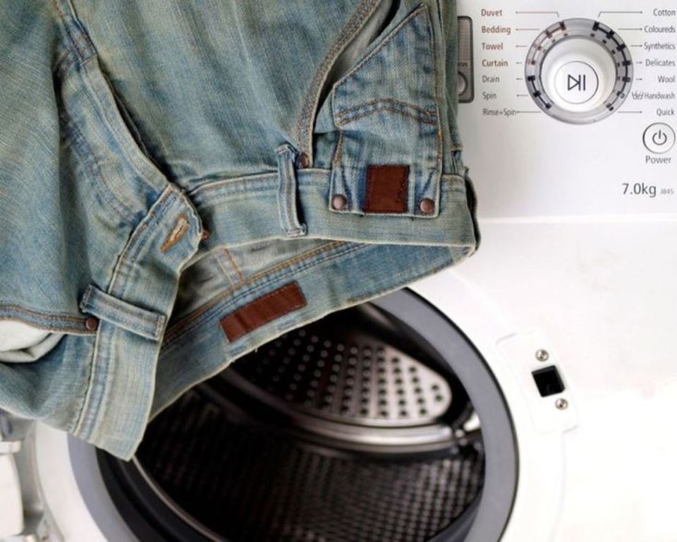 lavare i jeans con una macchina da scrivere
