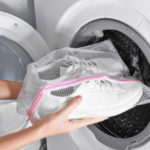 laver des baskets dans un sac