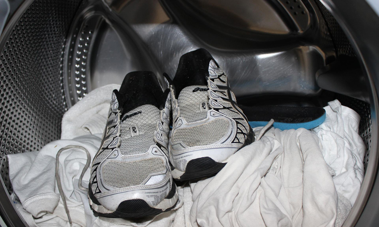 laver les baskets dans une machine à écrire