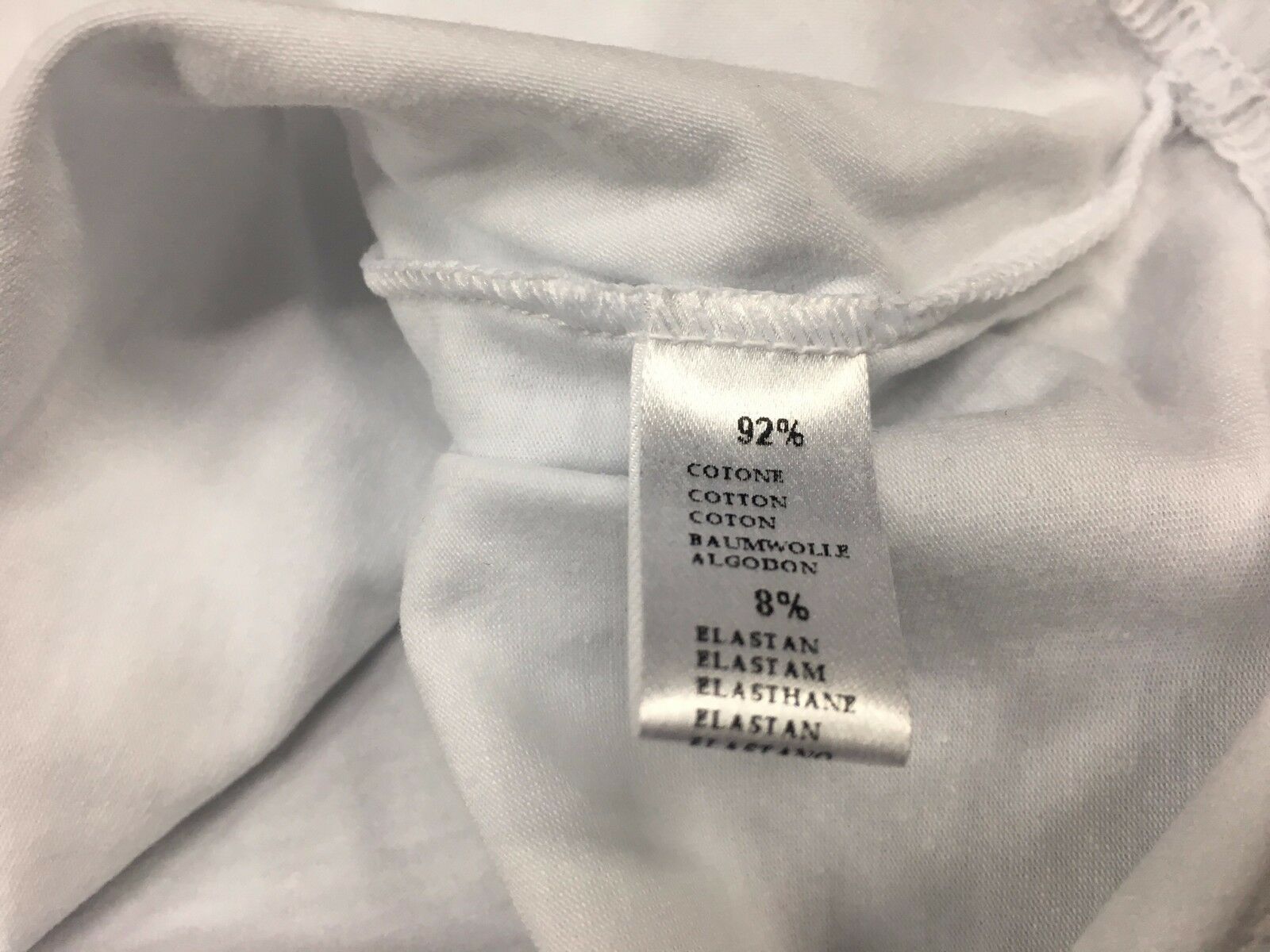étiquette cousue sur les vêtements