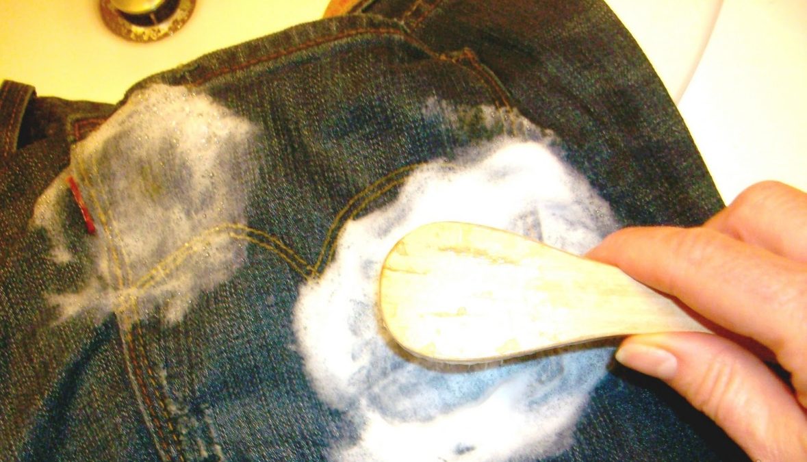 rimuovere la macchia d'erba con acido