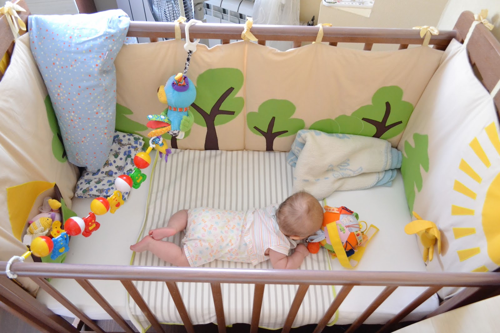 pare-chocs de protection dans le berceau pour le bébé