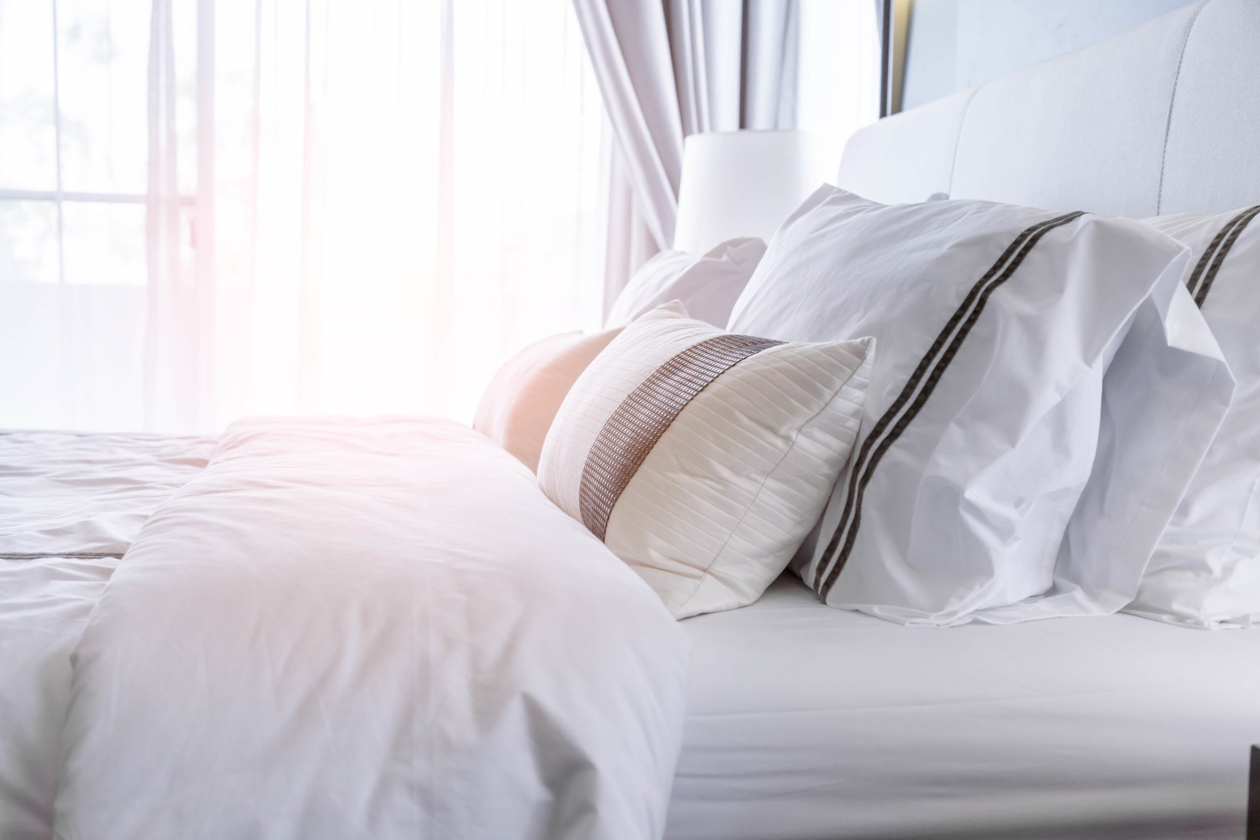 lit blanc sur le lit