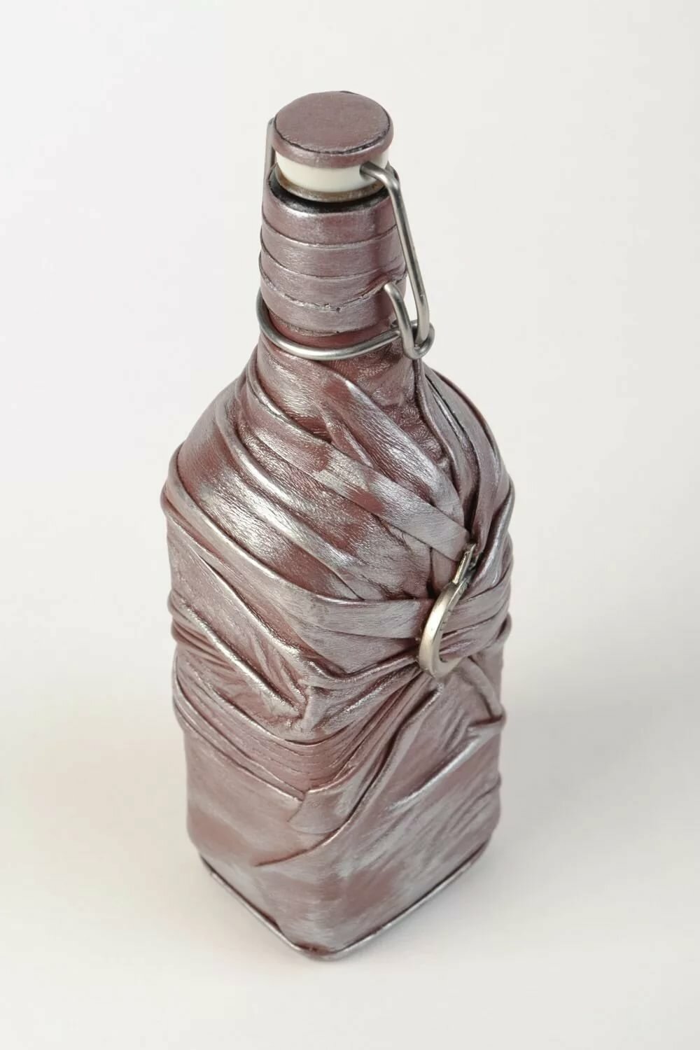 décor de bouteille en cuir