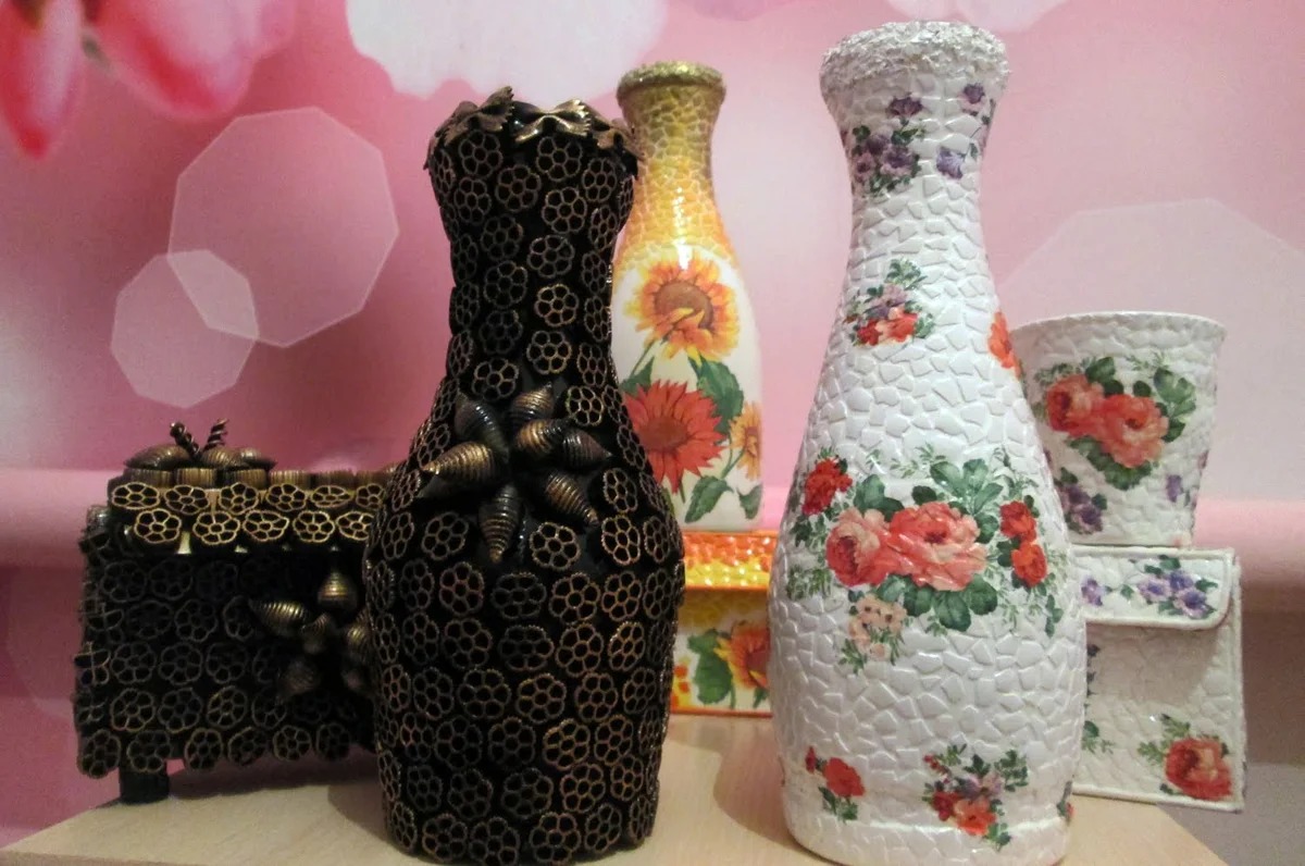 décor de bouteilles avec des pâtes
