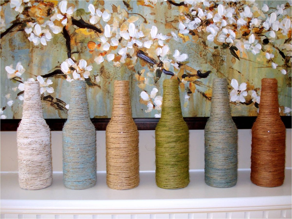 bouteilles de décoration avec des fils