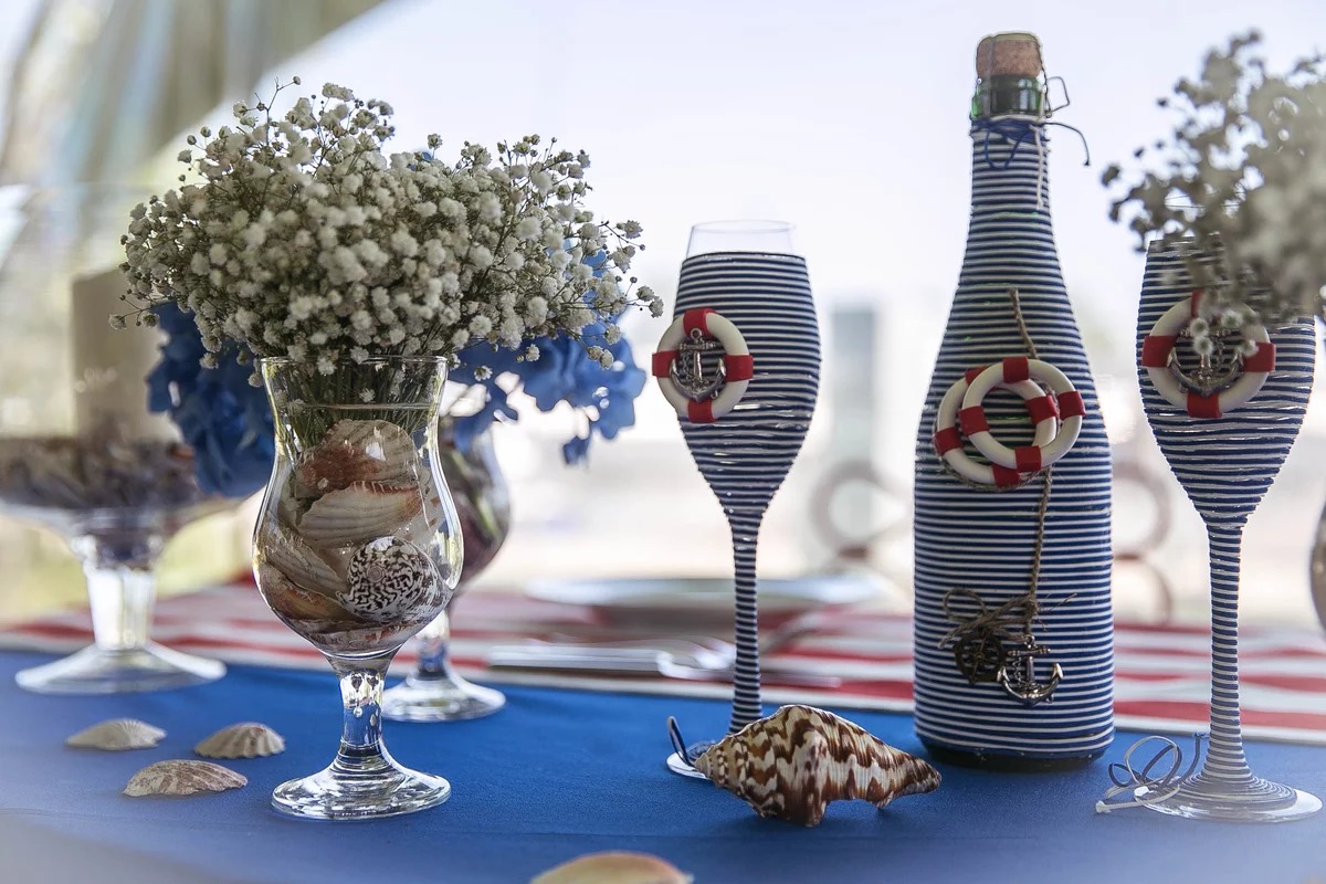 décor de bouteilles dans un style nautique