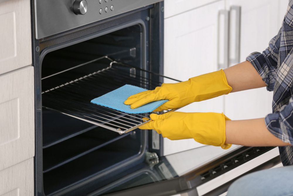 So reinigen Sie den Backofen von Fett- und Kohleablagerungen